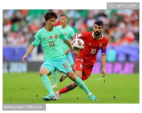 足球明星意外遭遇尴尬瞬间掏裆事件引发球迷热议与媒体关注